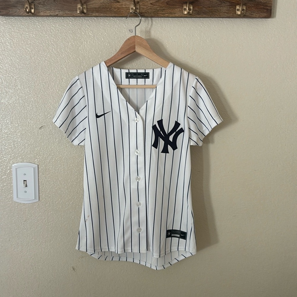Woman’s Nike Yankees jersey size small